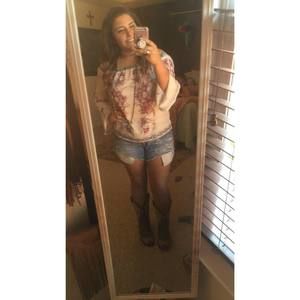 Meet your Posher, Caitlin